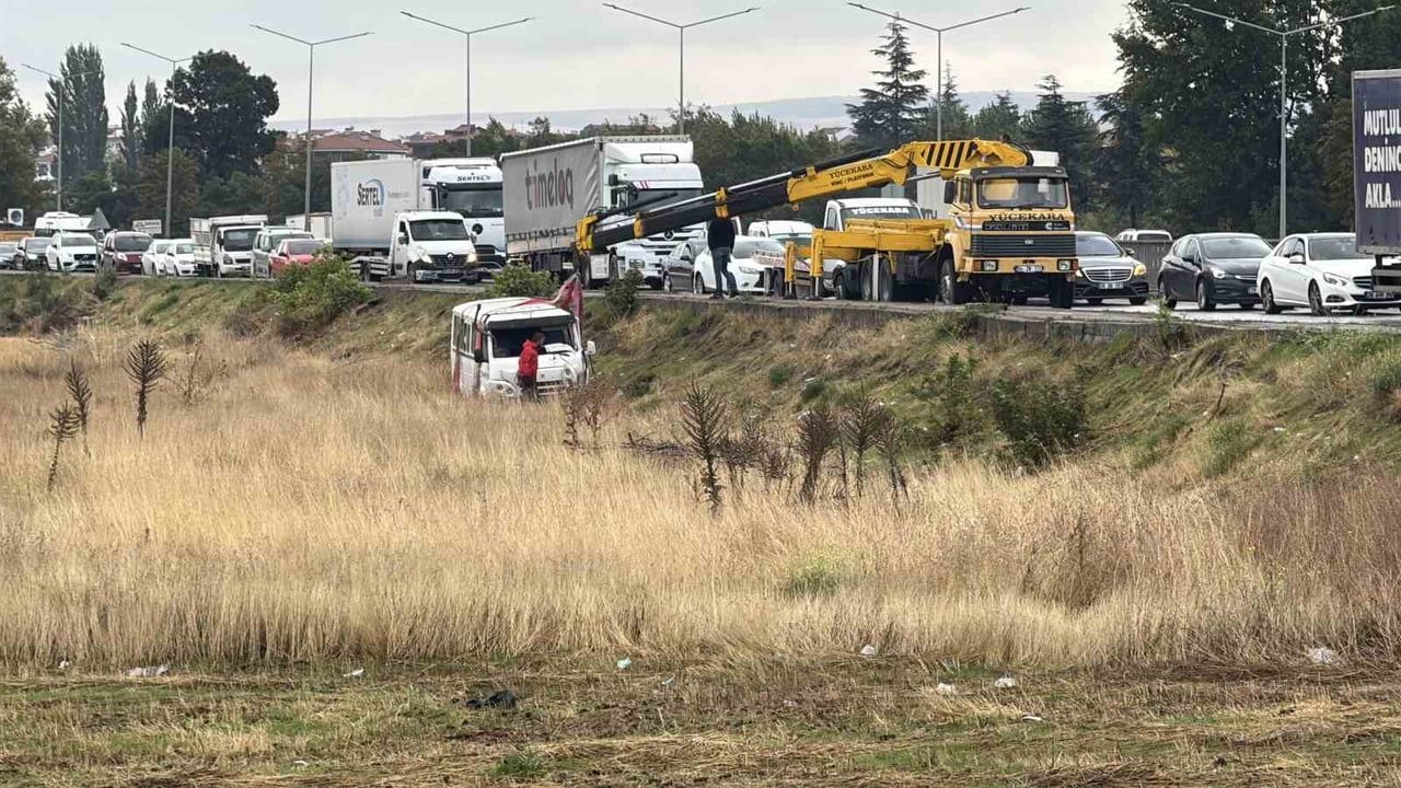 Kavşakta çarpışan minibüs tarlaya uçtu: sürücü yaralandı
