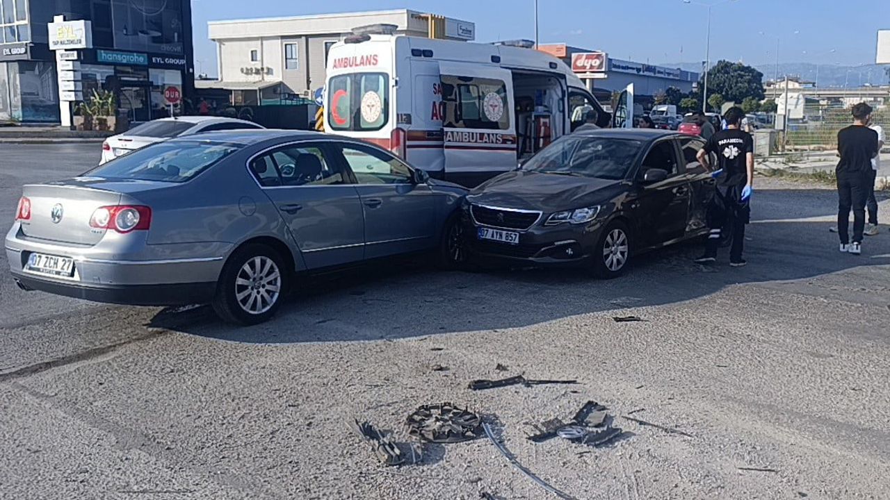 Kavşakta çarpışma anı Manavgat'ta kameralara yansıdı