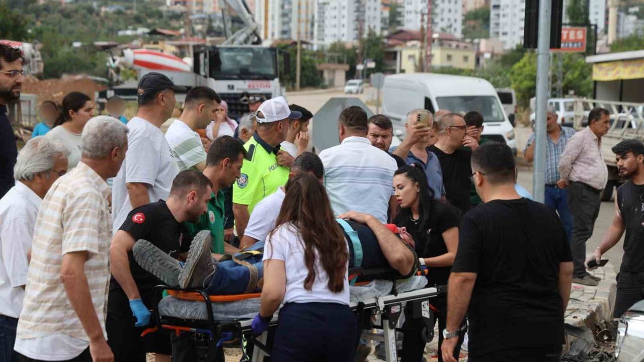 Kavşakta çarpışma inşaat bahçesine savurdu: 4 yaralı