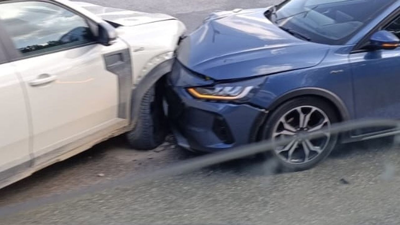 Kavşakta çarpışma kameraya yansıdı: iki otomobilde maddi hasar