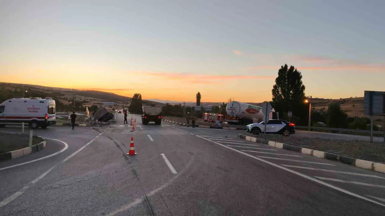 Kavşakta çarpışma: kamyon ile LNG tankeri devrildi, 3 yaralı