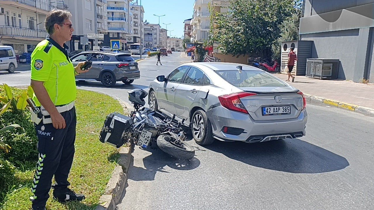 Kavşakta çarpışma: Manavgat'ta motosiklet sürücüsü yaralandı
