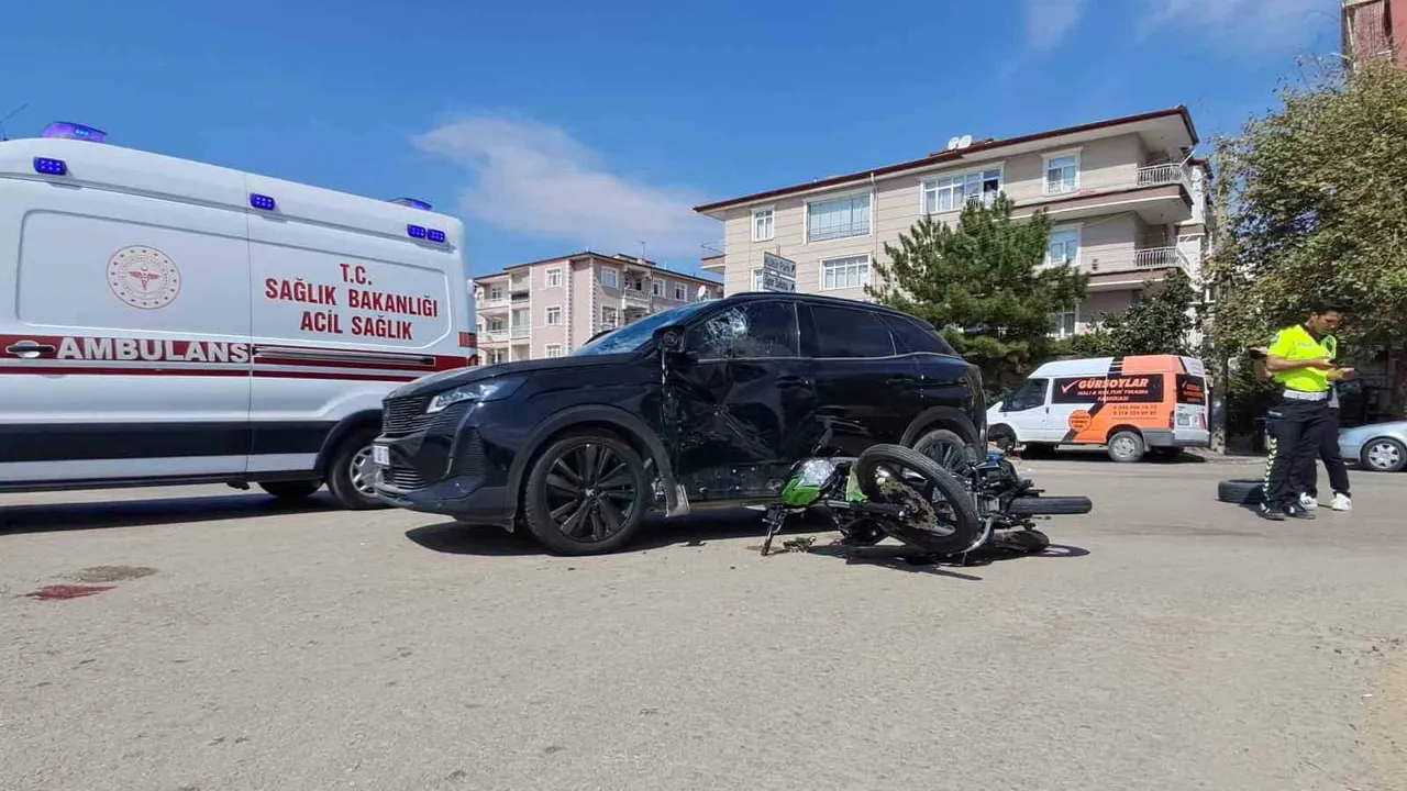 Kavşakta çarpışma: motosiklet sürücüsünün savrulduğu an kamerada