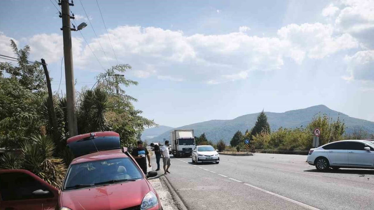 Kavşakta çarpışma: Muğla-Aydın yolunda iki kişi hastaneye kaldırıldı