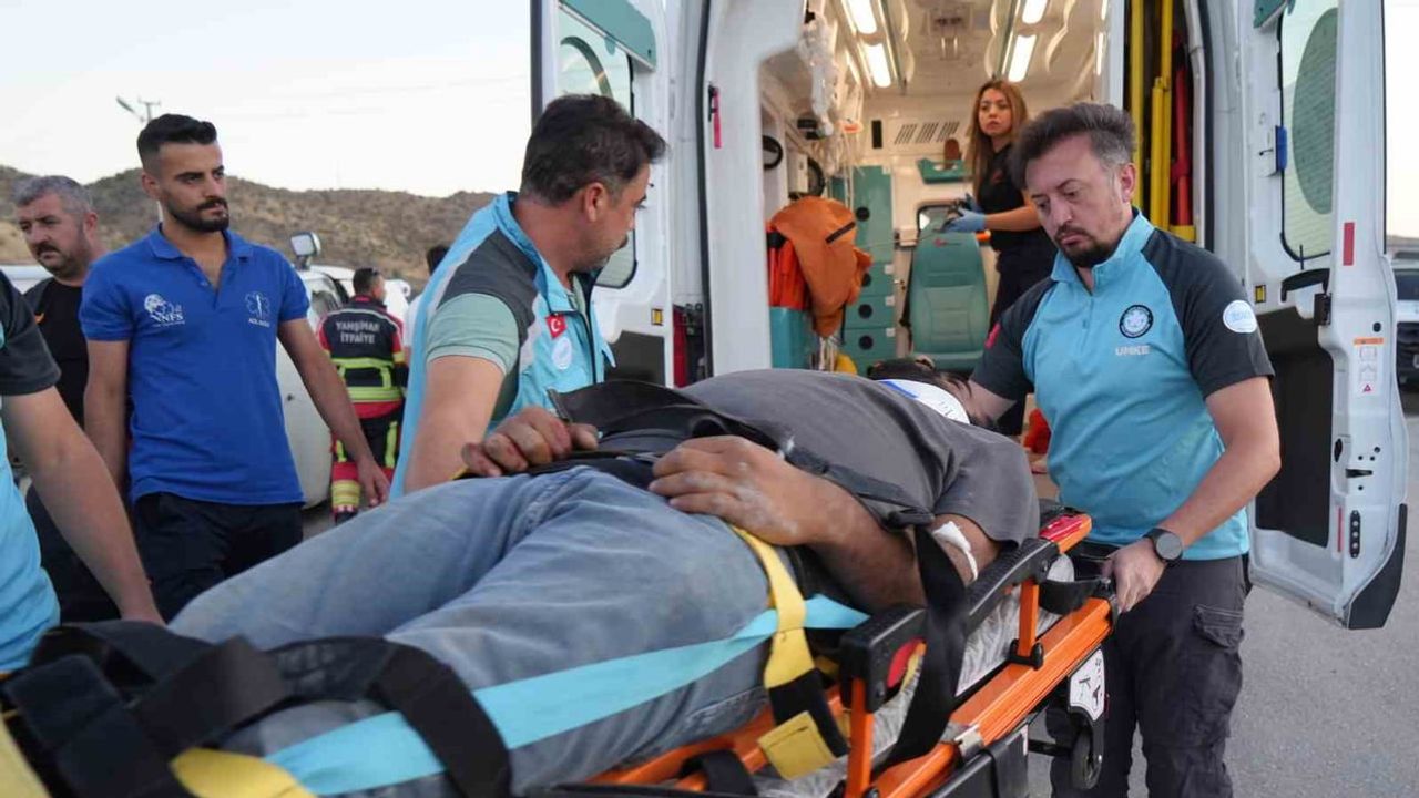 Kavşakta çarpışma: otoyol işçilerini taşıyan minibüs ile otomobilde 14 yaralı