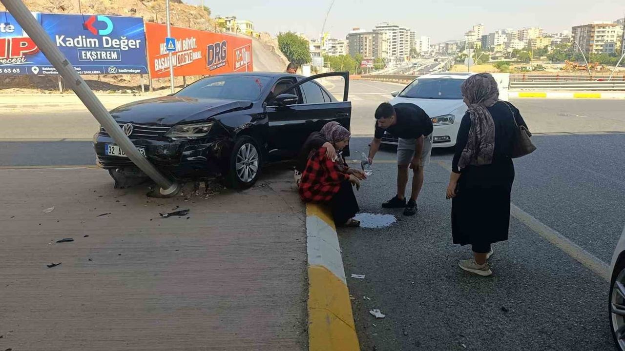 Kavşakta çarpışma: Şanlıurfa'da bir kadın yaralandı