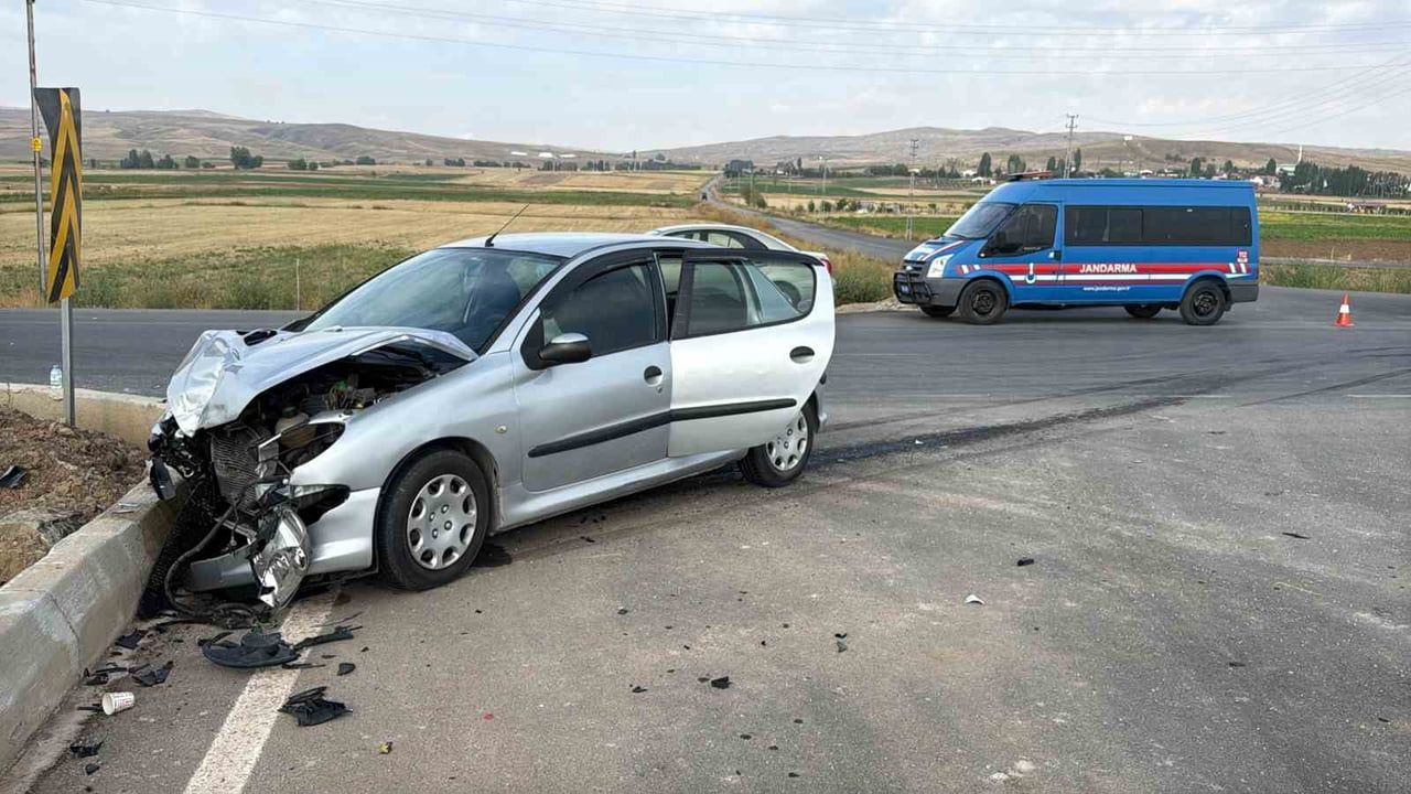Kavşakta çarpışma: yaralananlar Ulaş ve Sivas hastanelerine sevk edildi