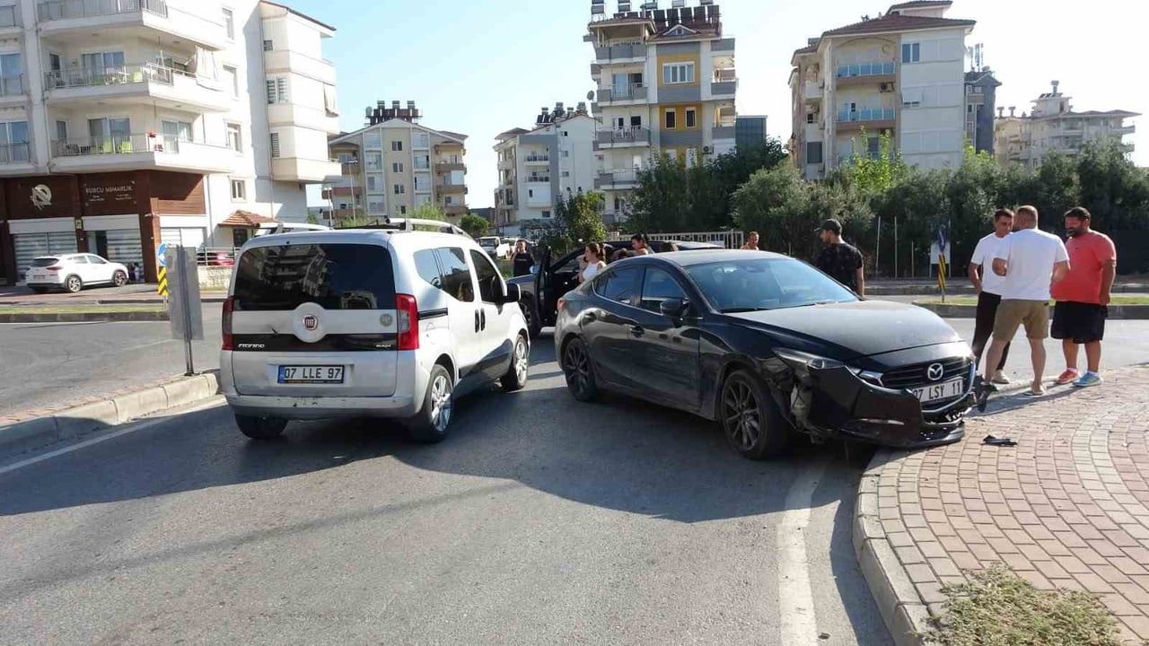 Kavşakta duraklayan araç Manavgat'ta üç araçlı zincirleme kazaya yol açtı