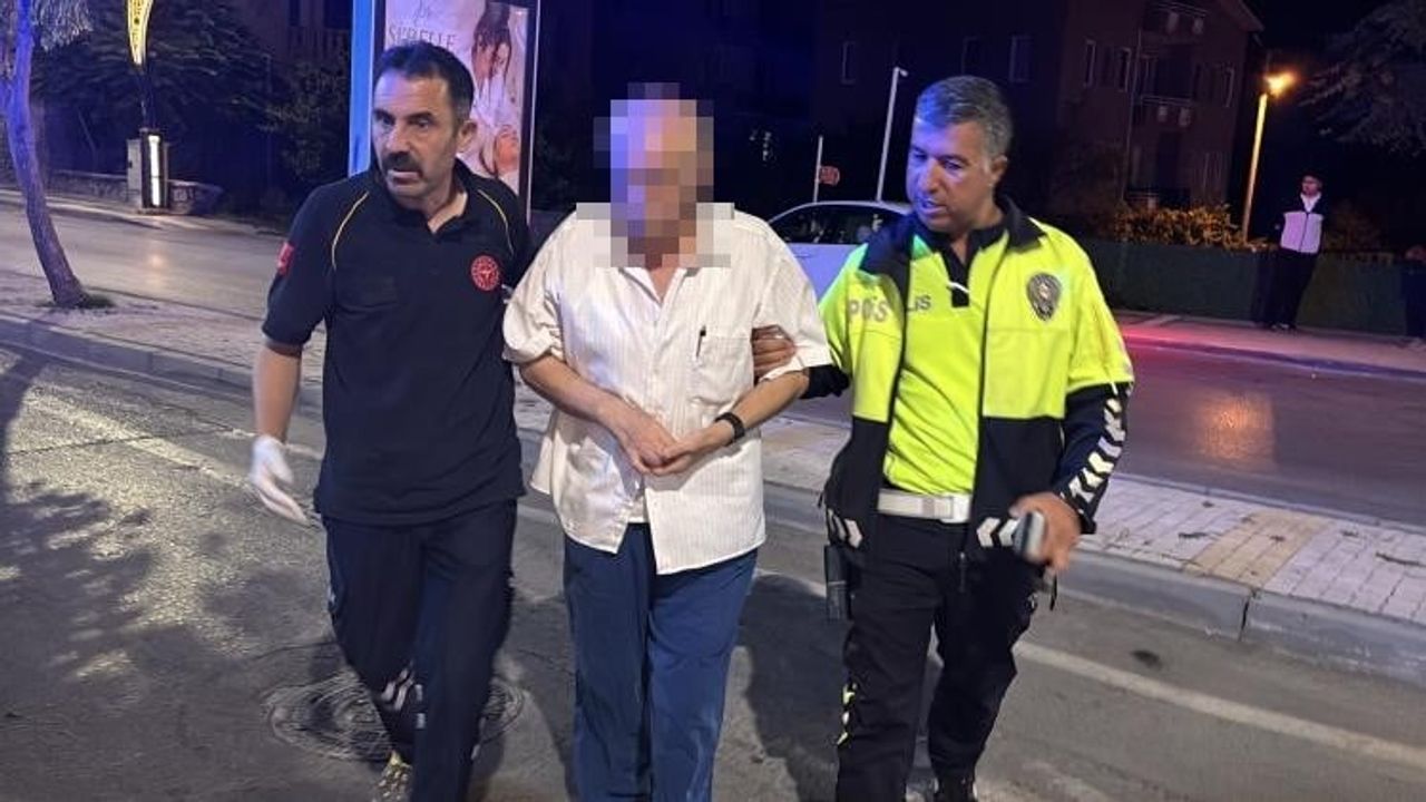Kavşakta kalp krizi geçiren sürücüyü polis ekipleri hayata bağladı