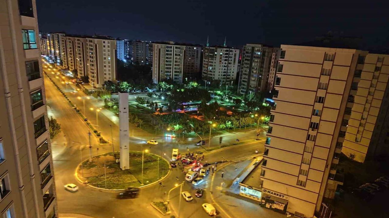 Kavşakta kontrol kaybı: araç kaldırıma çıktı, 1 yaralı