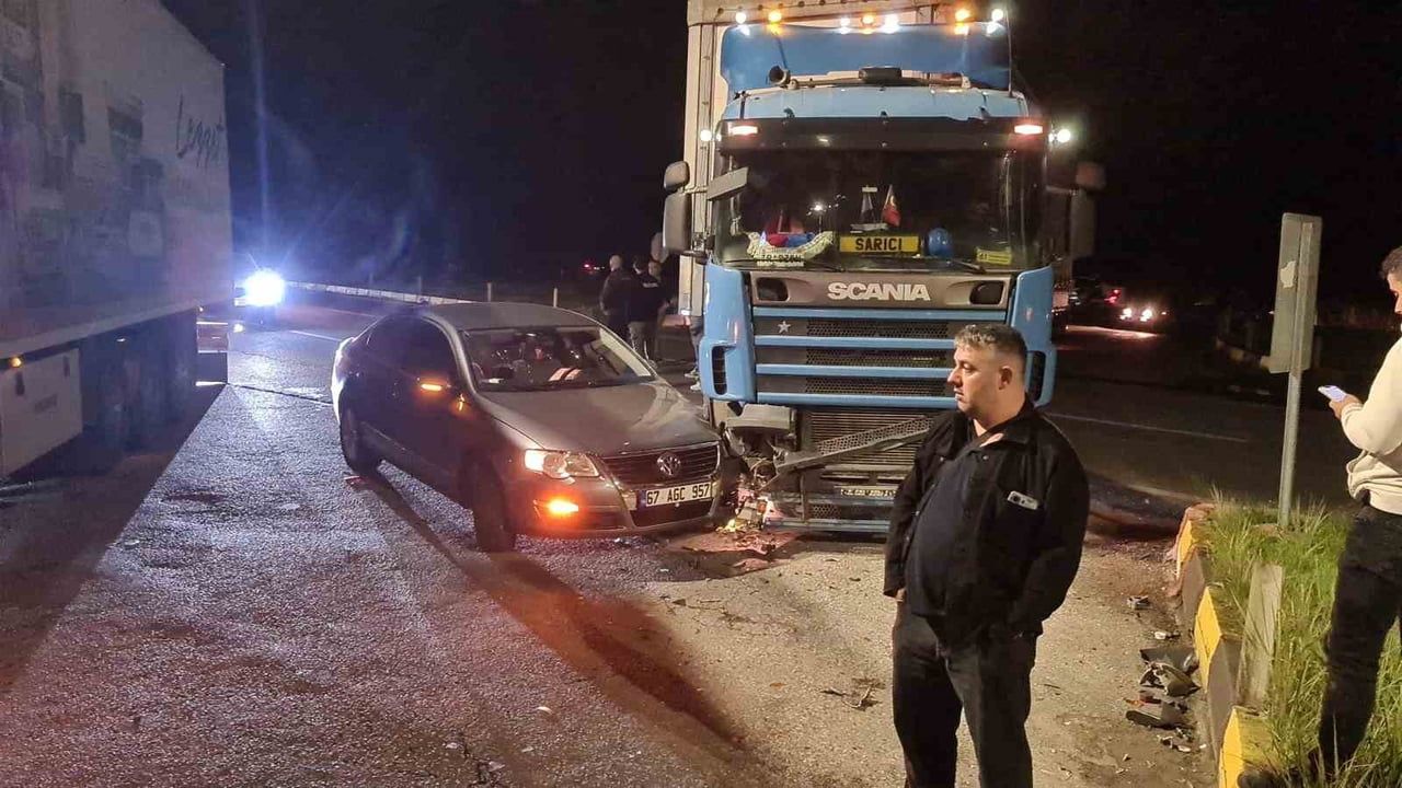 Kavşakta manevra yapan tırla otomobil çarpıştı, trafik kısa süre kapandı