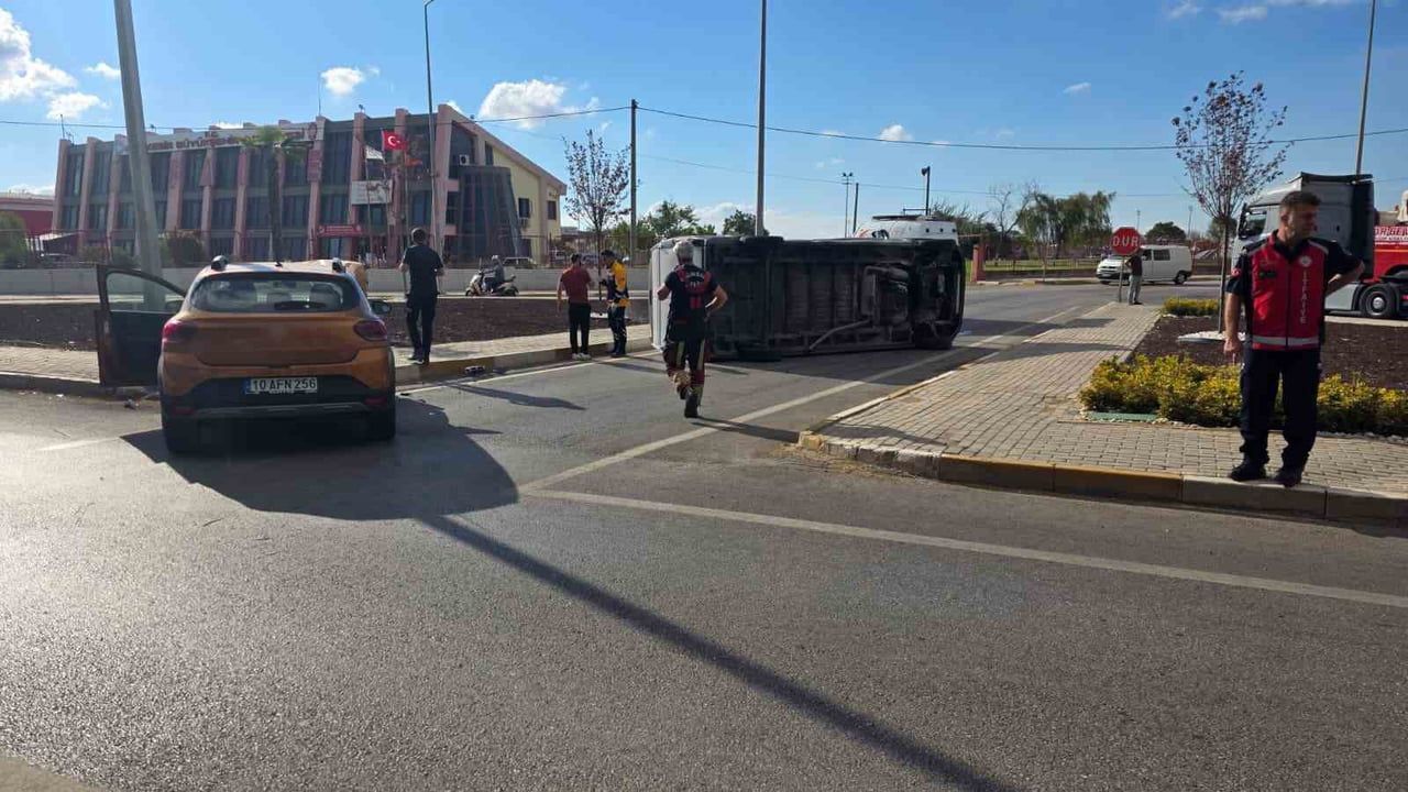 Kavşakta yol üstünlüğü iddiası: Ümraniyespor'un teknik aracı yan yattı