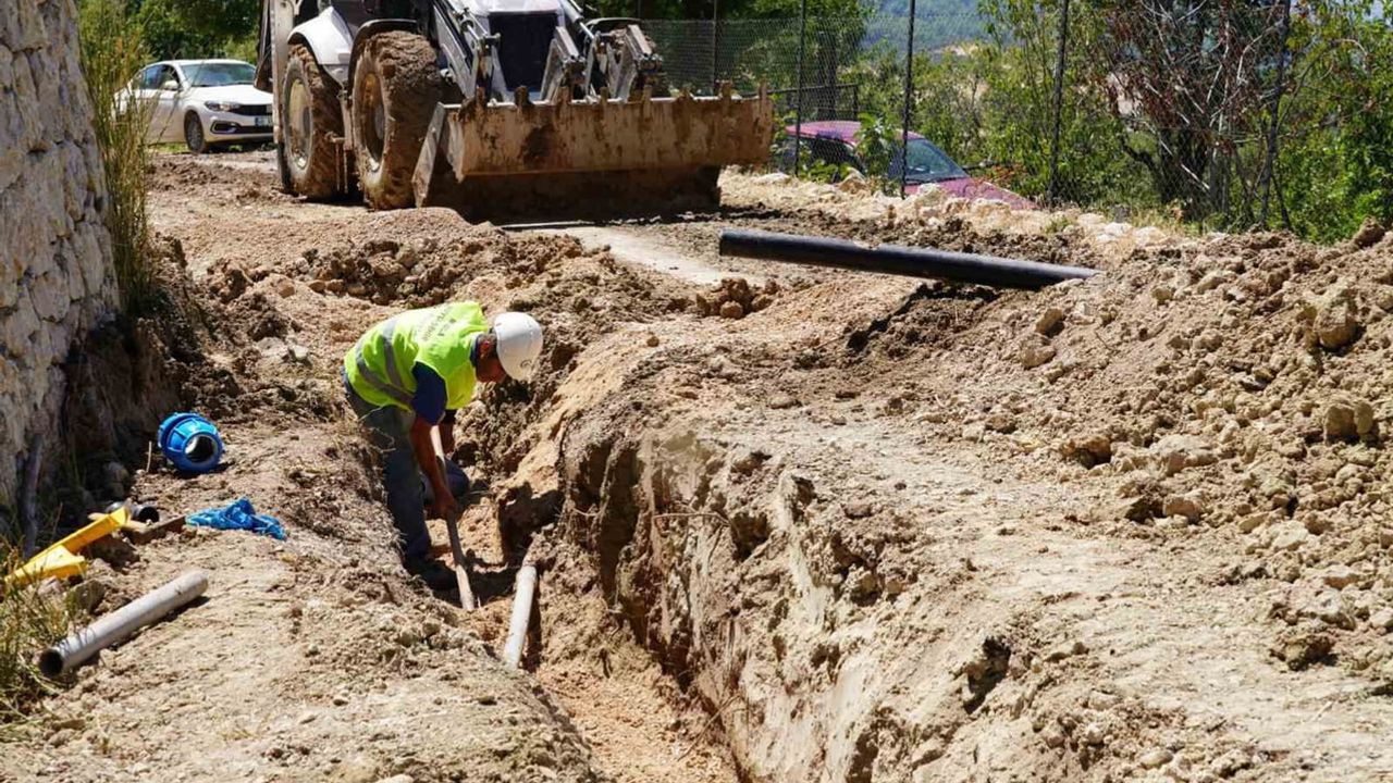 Kayacık'ta tarla içinden geçen eski hatlar yol kenarına alınarak su sorunu çözülüyor