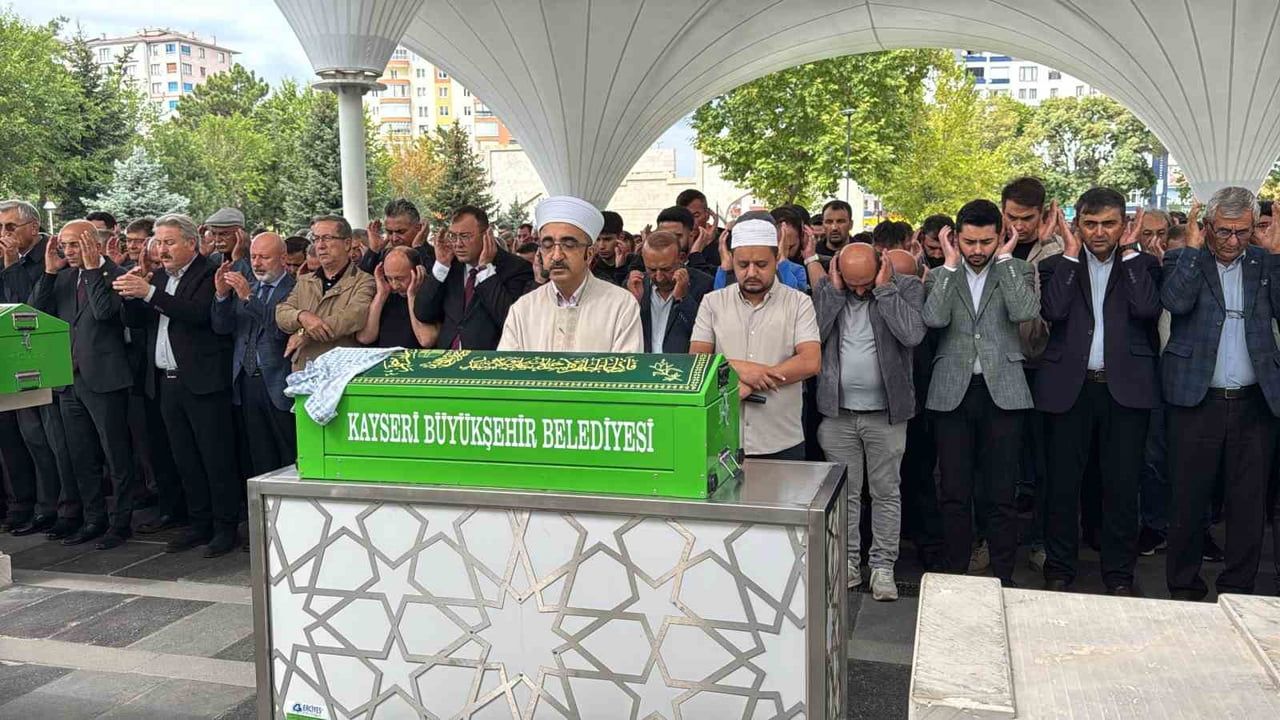 Kayadan kopan taşın isabet ettiği 3 yaşındaki bebek son yolculuğuna uğurlandı