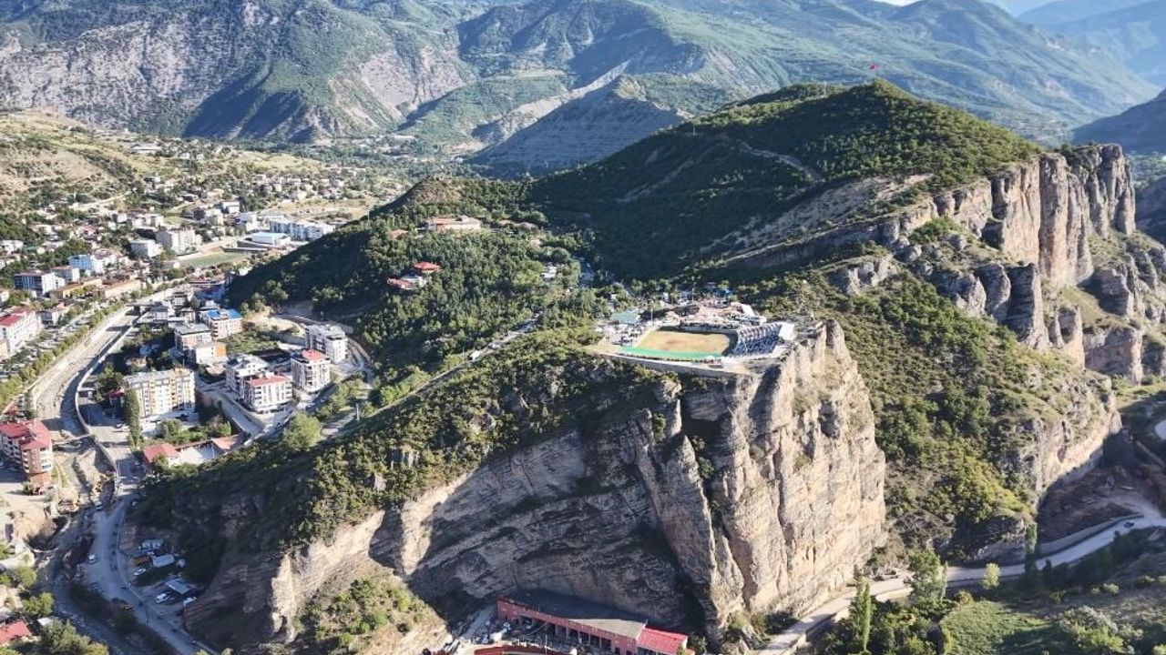 Kayalık uçuruma kurulan arenada boğaların son karşılaşması