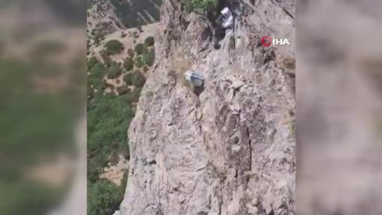Kayalıklardan sarkan kovanlar: Palu'da arıcıların bahar mesaisi