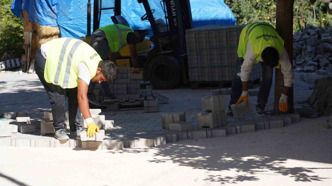 Kayıboyu mahallesinde yollar kilit parke ile yenileniyor
