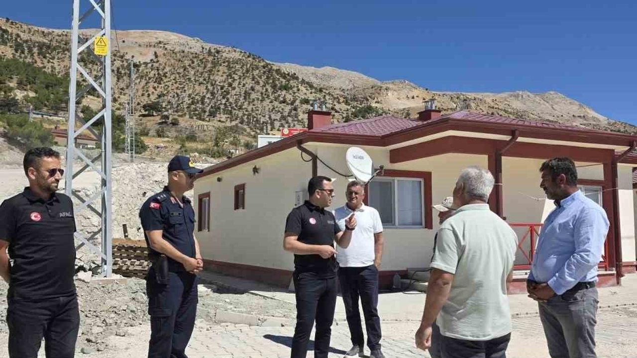 Kaymakam Algın sahada: deprem konutlarının çevresinde taş duvar çalışmaları sürüyor