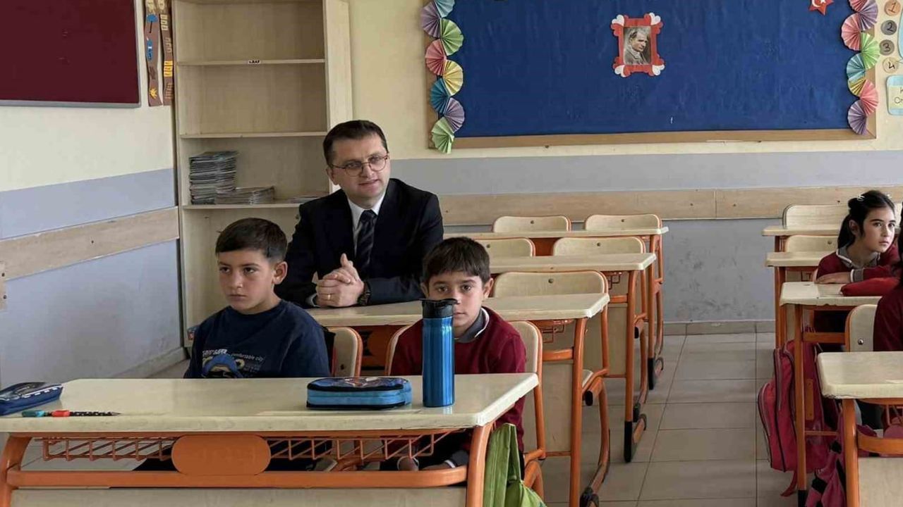 Kaymakam İlhan Kayaş sınıflarda: Bulakbaşı'nda yeni eğitim yılına destek