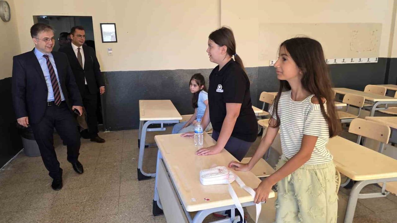 Kaymakam Öztürk'ün okula uyum ziyaretinde yeni eğitim yılı heyecanı
