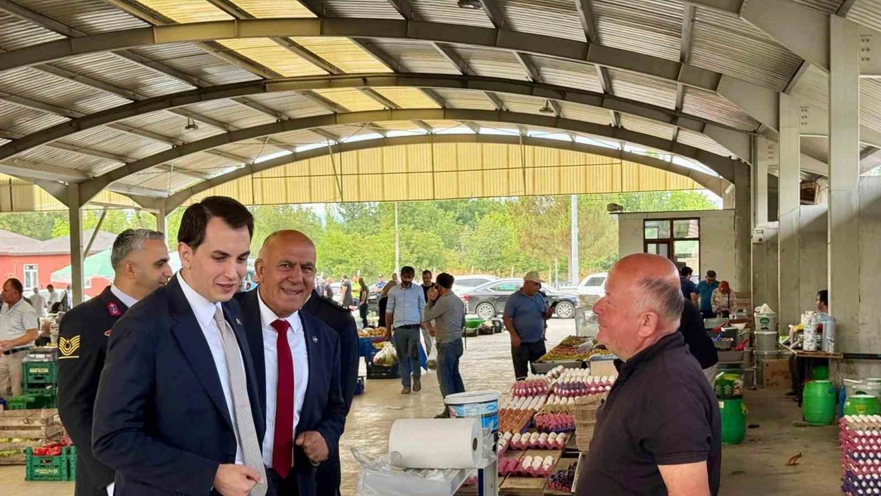 Kaymakam ve başkan pazar esnafıyla bir arada: talepler yerinde dinlendi