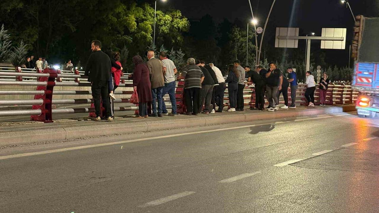 Kayseri alt geçidinde zincirleme çarpışma: vatandaşlar kazayı izlemek için durdu