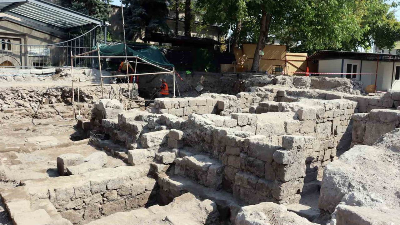 Kayseri'de 9 asırlık Melikgazi medresesi arkeolojik kazıyla gün yüzüne çıkıyor