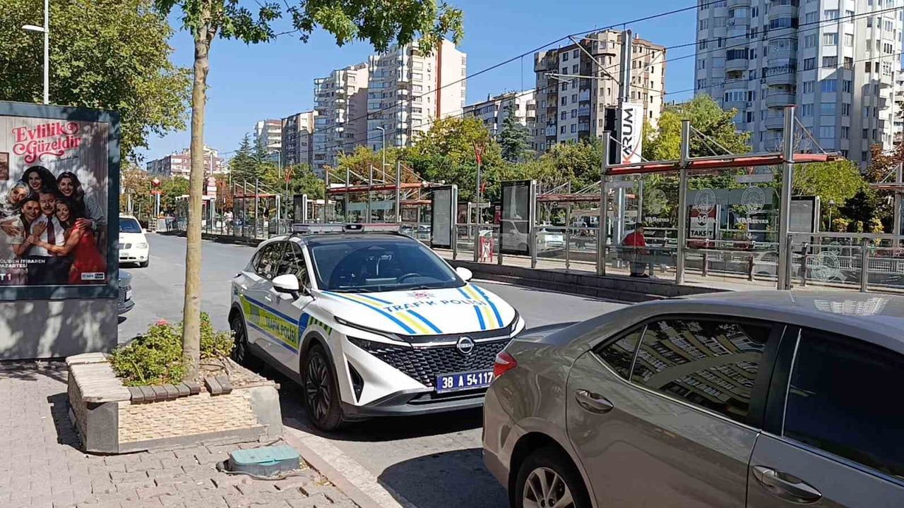 Kayseri'de Alparslan tramvay durağı önünde motosikletin çarptığı 77 yaşındaki yaya yaralandı