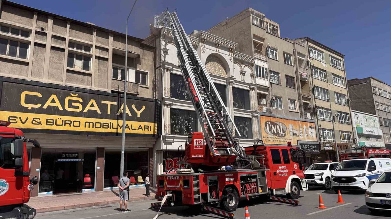 Kayseri'de avize imalathanesinde çıkan alevler itfaiye tarafından kontrol altına alındı