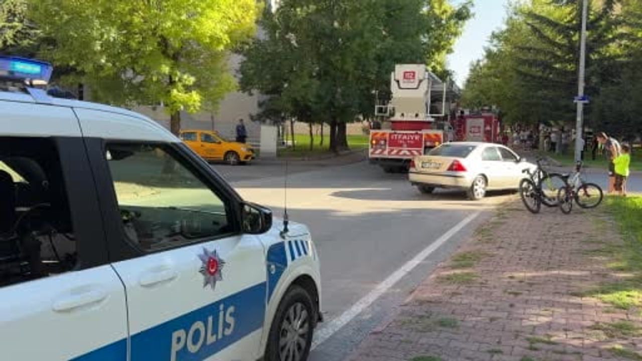 Kayseri'de balkon yangını itfaiyenin hızlı müdahalesiyle eve sıçramadı