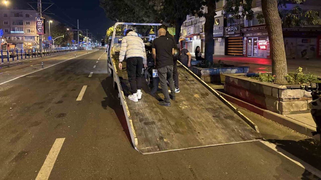 Kayseri'de bariyer atlayan motosiklet çocuğa çarptı: iki ağır, üç yaralı