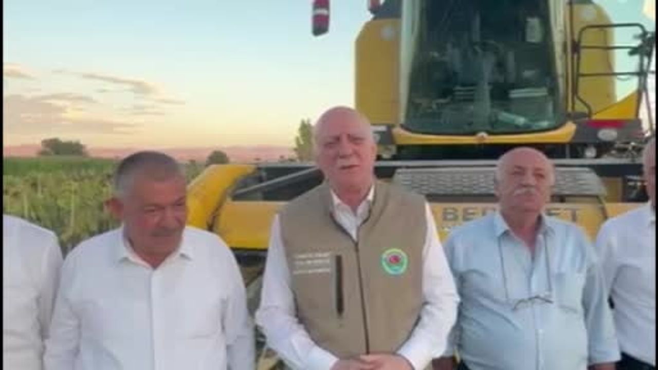 Kayseri'de bereket umudu: Şemsi Bayraktar çiftçilerin ay çekirdeği hasadına katıldı