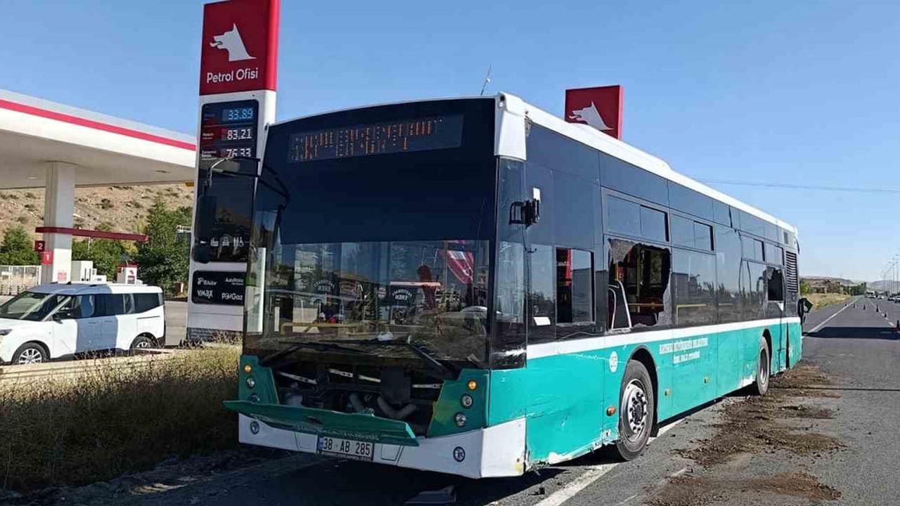 Kayseri'de durağa yanaşan otobüse çarpma anı güvenlik kamerasında