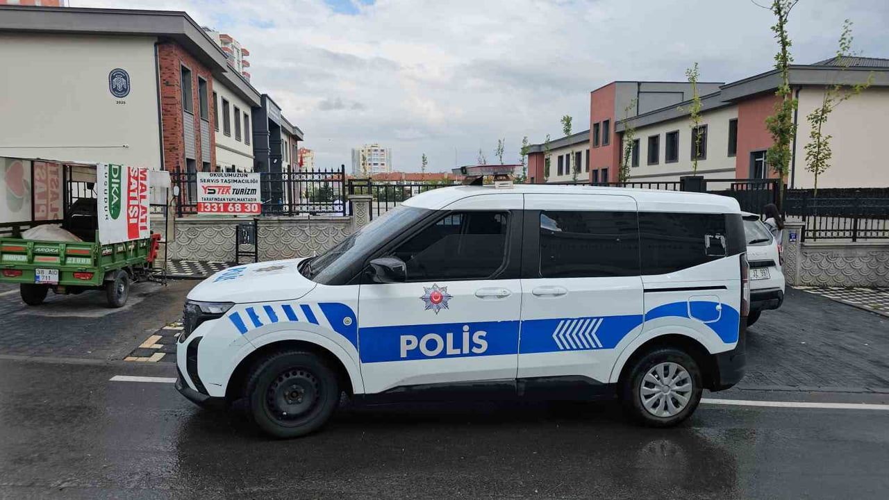 Kayseri’de ilkokul önünde oyuncak silahla dolaşan yabancı uyruklu şahıs gözaltına alındı