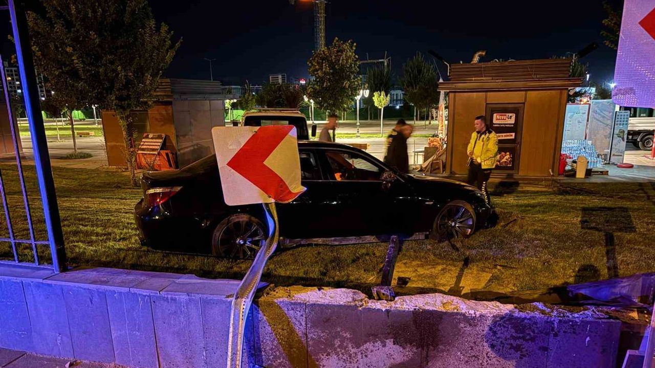 kayseri'de kaldırımdan seken otomobil 1 metrelik duvarı aşarak millet bahçesine girdi