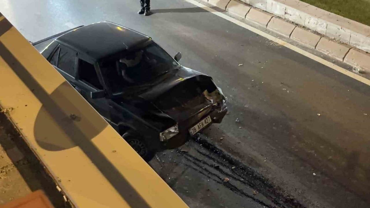 Kayseri'de kaza trafiği kilitlemedi: polis araçları iterek yolu açtı