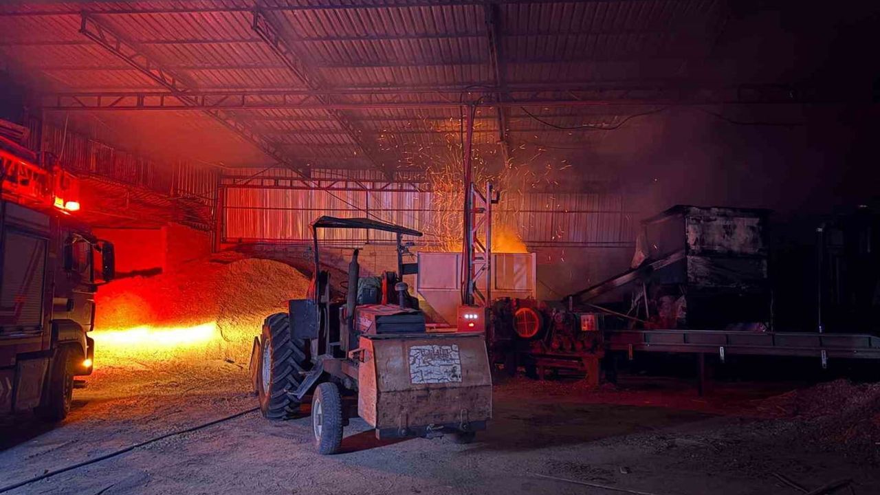 Kayseri'de kereste fabrikasındaki talaş briketleme makinesinde çıkan yangın kısa sürede kontrol altına alındı