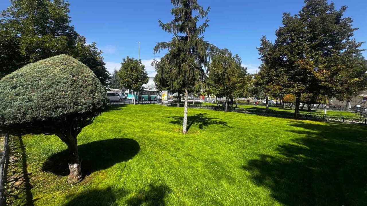 Kayseri'de meydan ve parklarda kapsamlı çim biçme çalışması