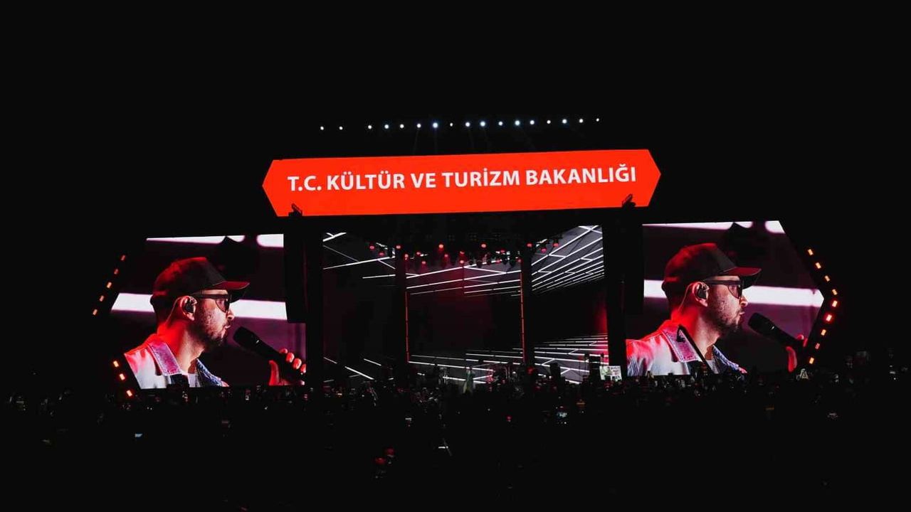 Kayseri'de müzik dolu gece: Murat Boz sahneyi coşturdu