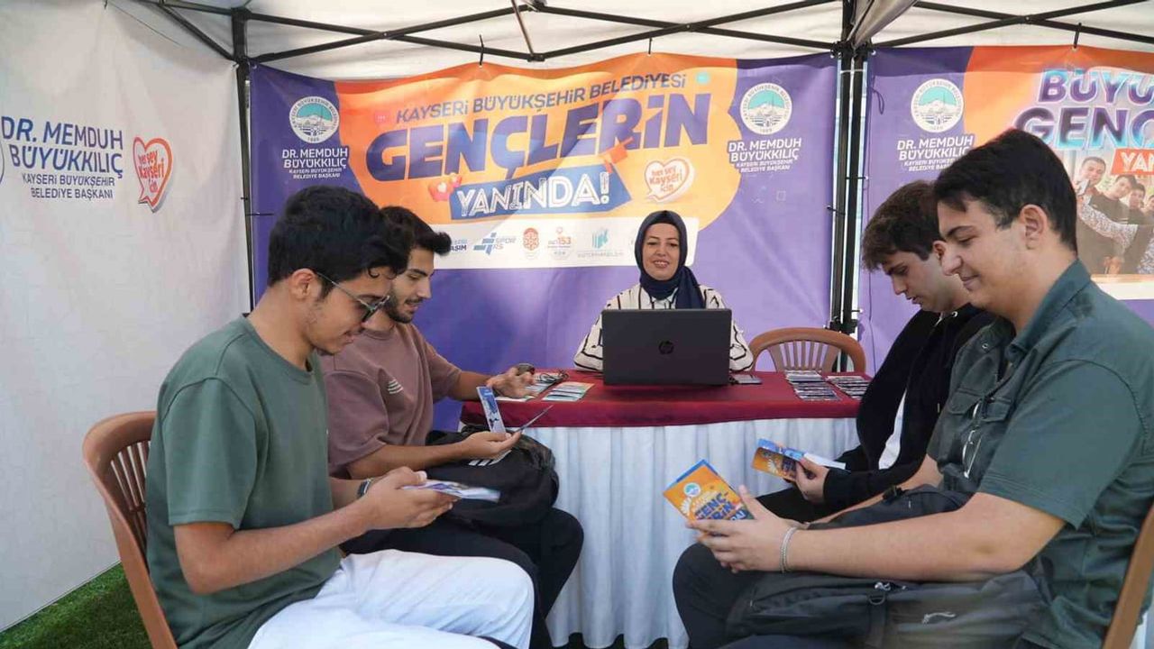 Kayseri'de öğrenciye ilk gün desteği: şehrin hizmetleri stantlarda tanıtılıyor