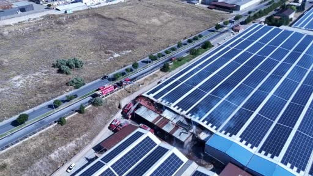 Kayseri'de tekstil fabrikasının depo bölümünün tahribatı görüntülere yansıdı