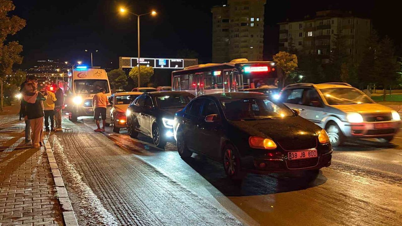 Kayseri’de üç araçlı kaza: bir yolcu hastaneye kaldırıldı