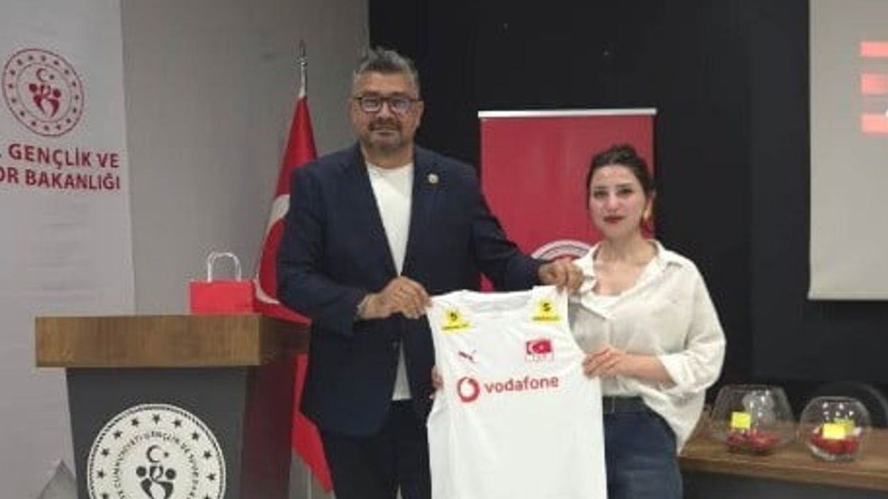 Kayseri'de yeni sezona hazırlık: voleybol kuralları anlatıldı, altyapı kura çekimleri yapıldı