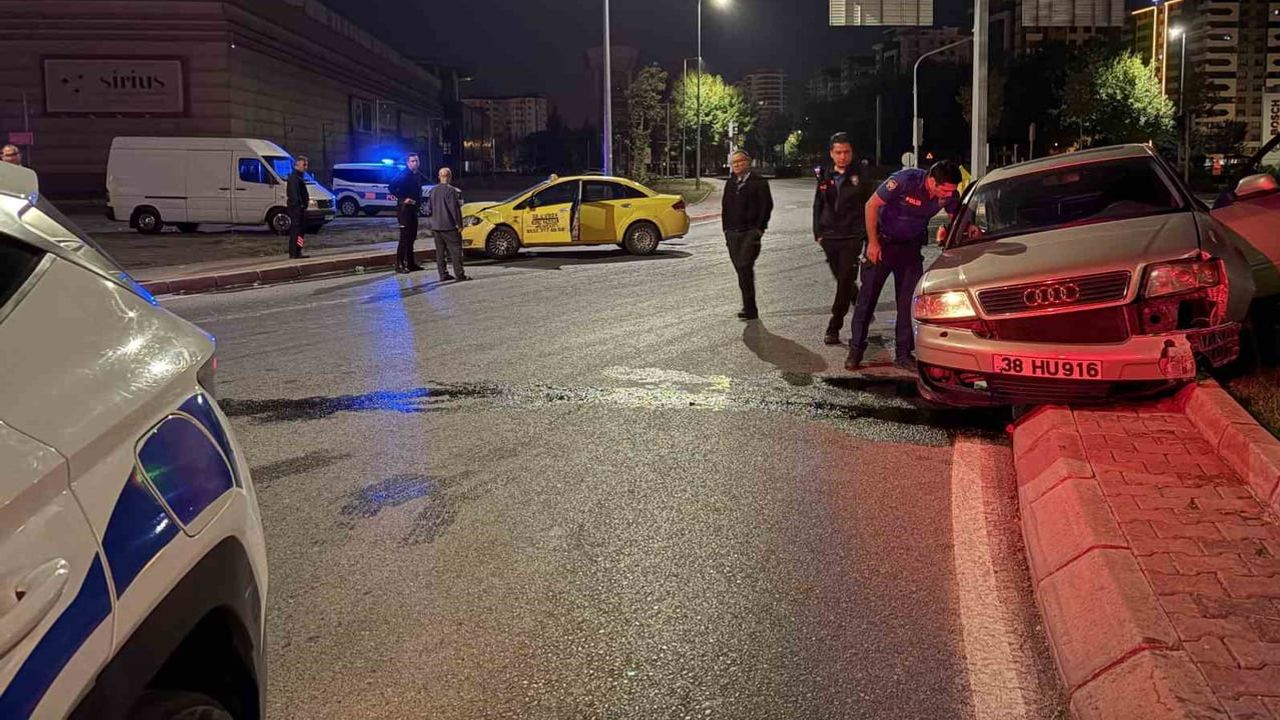 Kayseri’de yolda çarpışma: taksi ve otomobil refüje çıktı, 1 yaralı