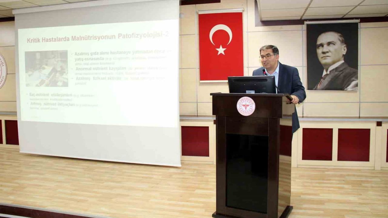 Kayseri Devlet Hastanesi'nde kritik hastada beslenme eğitimi