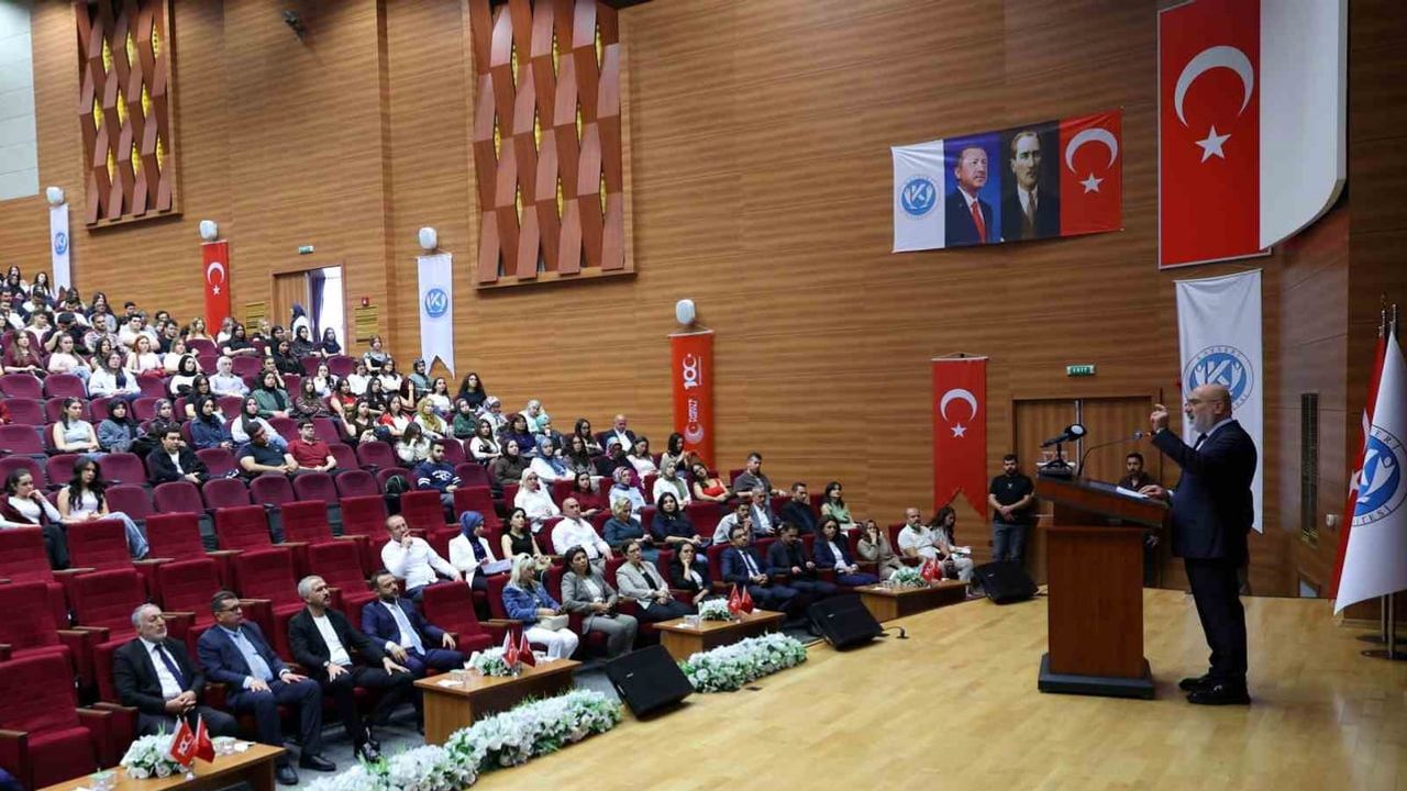 Kayseri Üniversitesi'nde gençlerle buluşma: kültür ve ahlak ön planda