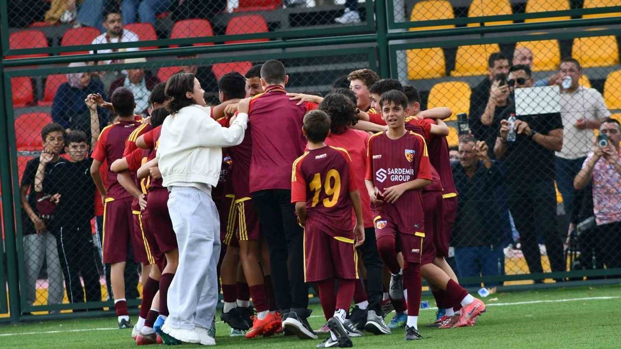 Kayserispor U14 sahasında Mersin Terspor'u 3-1 yenerek 2'de 2 yaptı