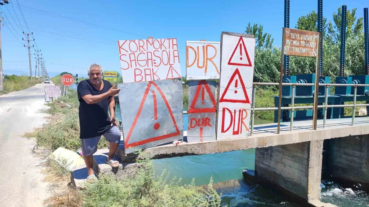 Kazaların sık yaşandığı yolda vatandaş kendi tabelalarını yapıp sürücüleri uyarıyor