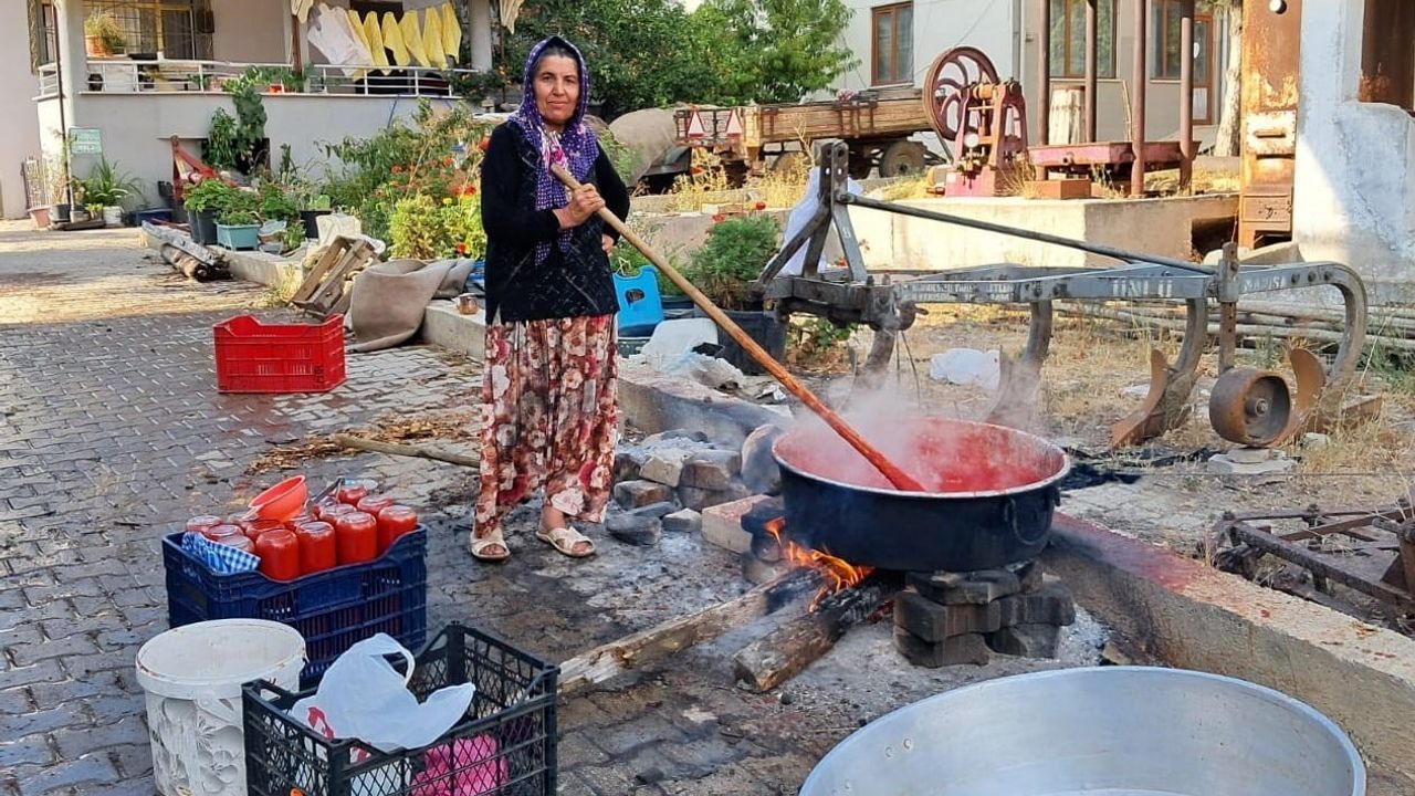 Kazanlar Üzümlü'de kaynıyor: kadınların kışlık salça mesaisi