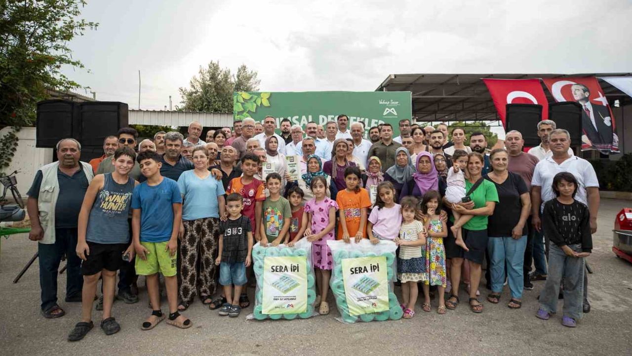 Kazanlı'da üreticiye nefes: Mersin Büyükşehir'den sera ipi, yapışkan tuzak ve protein desteği
